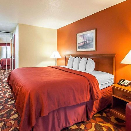 Quality Inn & Suites Kansas City I-435N Near Sports Complex מראה חיצוני תמונה