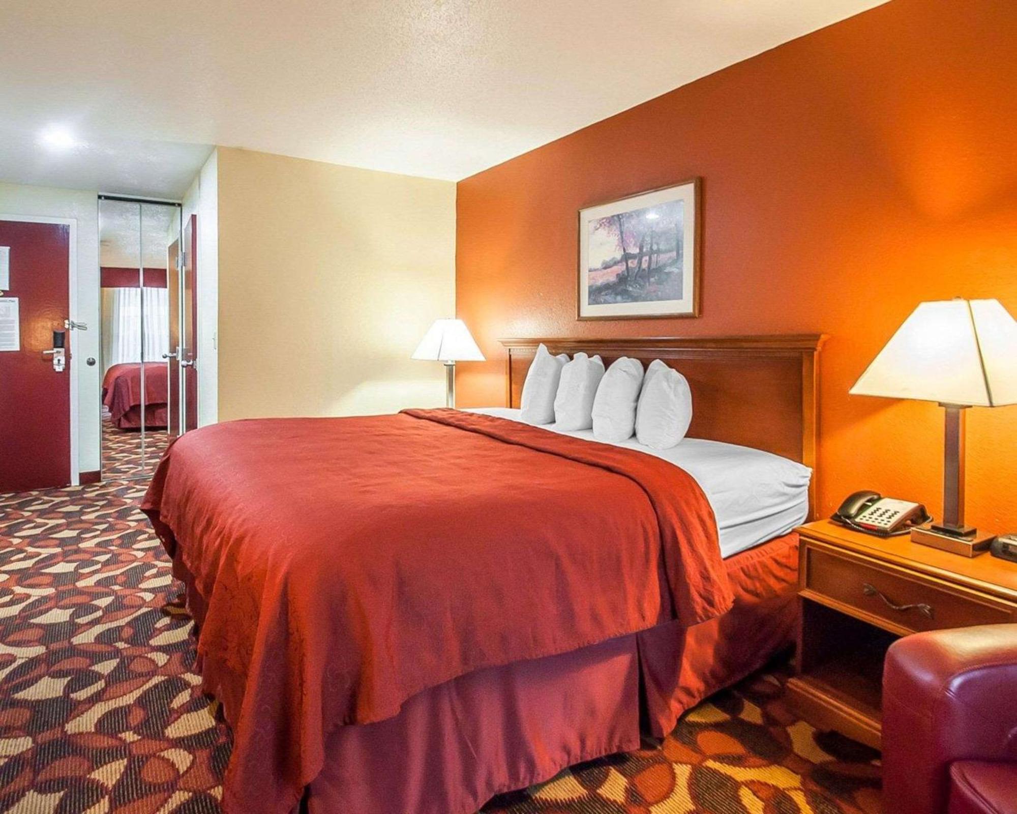 Quality Inn & Suites Kansas City I-435N Near Sports Complex מראה חיצוני תמונה